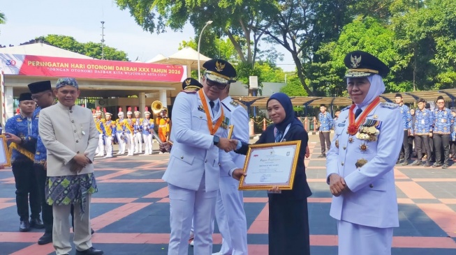 Wamendagri memberikan piagam penghargaan kepada Pemprov DI Yogyakarta (Suara.com/CNR ukirsari)
