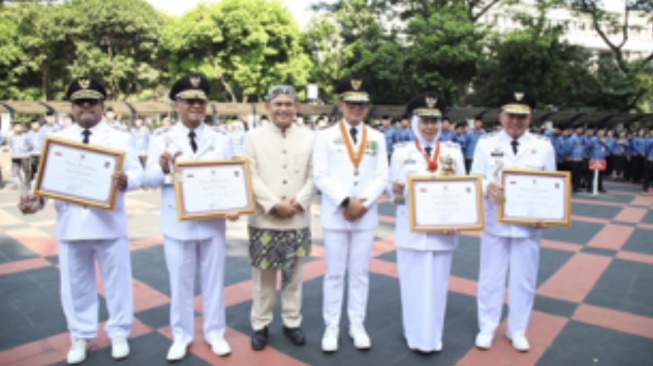 Wamendagri Bima Arya Sugiarto bersama lima pemprov (Pemerintah Provinsi) peraih anugerah pemprov terbaik  dalam Peringatan Otonomi Daerah ke-30 di plaza Gedung A Kementerian Dalam Negeri, Jakarta (Dok: Kemendagri)