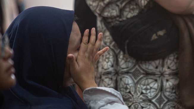 Orang tua korban mengusap air mata saat konferensi pers pengungkapan kasus dugaan kekerasan dan penelantaran terhadap anak oleh Daycare Little Aresha di Mapolresta Yogyakarta, Yogyakarta, Senin (27/4/2026). [ANTARA FOTO/Andreas Fitri Atmoko/agr]