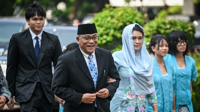 Menteri Lingkungan Hidup Jumhur Hidayat (kedua kiri) bersama keluarganya berjalan menuju ruang pelantikan pejabat baru dalam Kabinet Merah Putih di Istana Negara, Jakarta, Senin (27/4/2026). [ANTARA FOTO/Bayu Pratama S/app/tom]