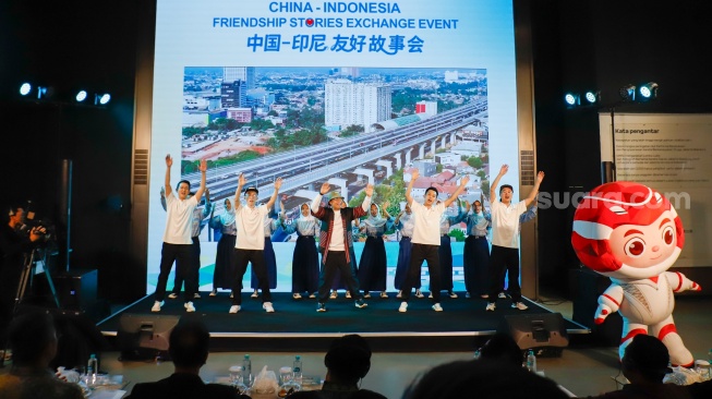 Kemeriahan acara China-Indonesia Friendship Stories Exchange Event di Stasiun Kereta Cepat Whoosh Halim, Jakarta Timur, Selasa (28/4/2026). [Suara.com/Alfian Winanto]