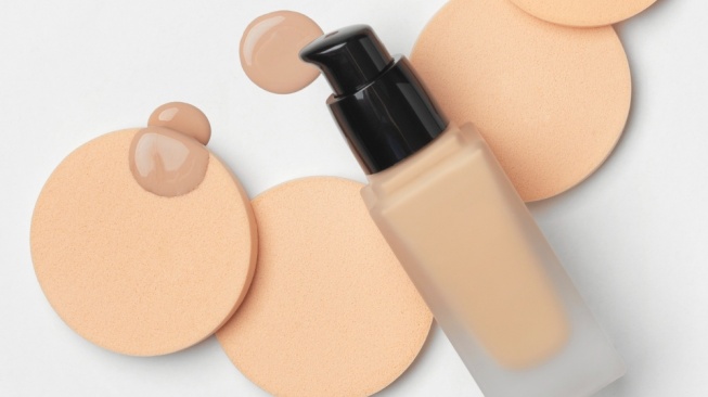 Setelah Foundation Apa Perlu Pakai Bedak? Ini Urutan Makeup agar Tahan Lama