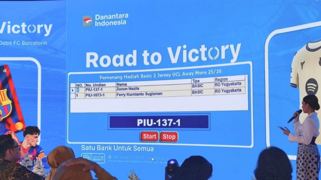 Salah satu hasil undian berupa kaus jersey tim, di acara &ldquo;Road to Victory&rdquo; Pengundian Program BRI Debit FC Barcelona Periode Februari - April 2026 di BRILian Transformation Room, Gedung BRI I Lantai 1, Jakarta Pusat, Selasa (28/4/2025). (Suara.com/Mohammad Rhadzaki Ramadhan)
