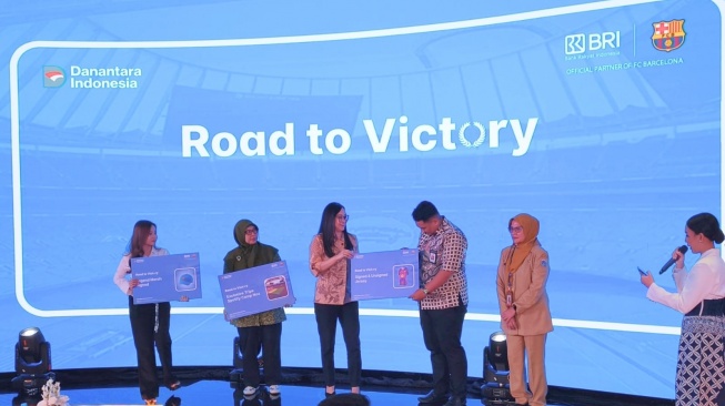 Penyerahan hadiah undian secara simbolis dalam &ldquo;Road to Victory&rdquo; Pengundian Program BRI Debit FC Barcelona Periode Februari - April 2026 di BRILian Transformation Room, Gedung BRI I Lantai 1, Jakarta Pusat, Selasa (28/4/2025). (Suara.com/Mohammad Rhadzaki Ramadhan)