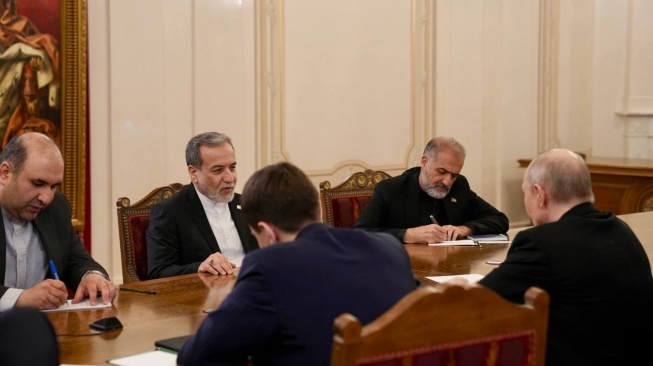 Abbas Araghchi bertemu Vladimir Putin di St. Petersburg. Rusia membuka peluang menjadi mediator dalam negosiasi Iran dan Amerika Serikat. [Dok. X IranInIndonesia]