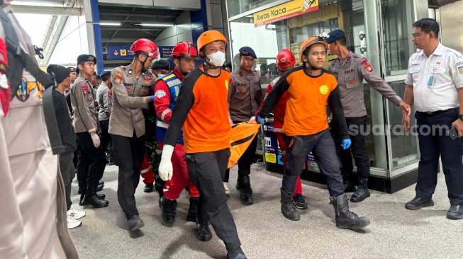 Evakuasi Korban Tabrakan KRL vs KA Argo Bromo. (Suara.com/Lilis Varwati)