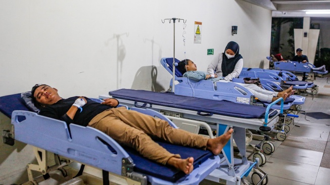 Sejumlah korban kecelakaan antara KRL Commuterline dengan KA Argo Bromo Anggrek relasi Gambir-Surabaya Pasar Turi dirawat di ruang IGD Rumah Sakit Umum Daerah (RSUD) Bekasi, Jawa Barat, Selasa (28/4/2026). [ANTARA FOTO/Asprilla Dwi Adha/rwa]