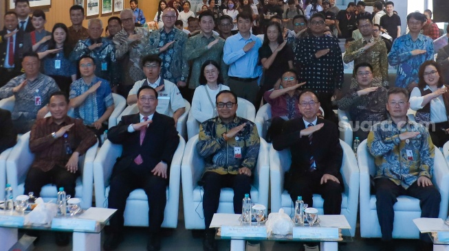 President Director PT Kereta Cepat Indonesia China (KCIC) Dwiyana Slamet Riyadi (tengah) bersama Penasihat Kebudayaan Kedutaan Besar Tiongkok di Indonesia WANG Siping, President of CICG Chang Bo (kedua kiri) dan Direktur Lalu Lintas Perkeretaapian Kemenhub Arif Anwar (kiri) berfoto bersama dengan pihak terkait pada acara China-Indonesia Friendship Stories Exchange Event di Stasiun Kereta Cepat Whoosh Halim, Jakarta Timur, Selasa (28/4/2026). [Suara.com/Alfian Winanto]