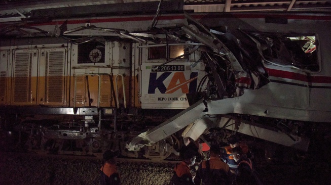 Petugas memeriksa kondisi gerbong KRL Commuterline yang bertabrakan dengan KA Argo Bromo Anggrek relasi Gambir-Surabaya Pasar Turi di Stasiun Bekasi Timur, Bekasi, Jawa Barat, Senin (27/4/2026). [ANTARA FOTO/Paramayuda/app/agr]