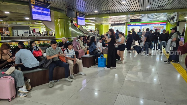 Kecelakaan di Stasiun Bekasi Timur Ganggu Jadwal Keberangkatan Kereta, Penumpang Menumpuk di Gambir