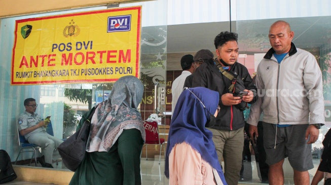 Keluarga korban kecelakaan kereta di Bekasi Timur mendatangi Pos DVI Rumah Sakit Polri, Jakarta, Selasa (28/4/2026). [Suara.com/Alfian Winanto]