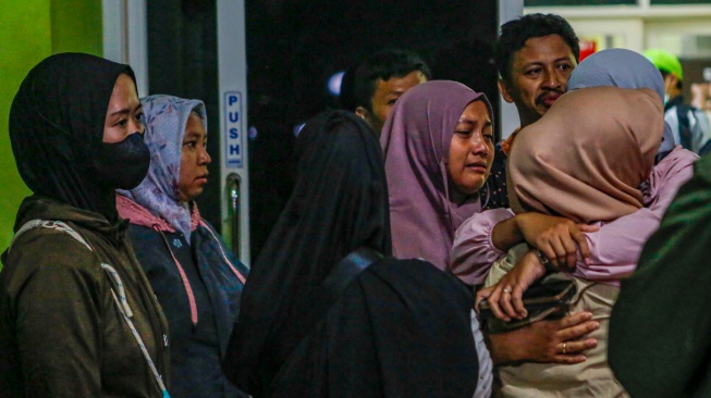 Sejumlah kerabat korban kecelakaan antara KRL Commuterline dengan KA Argo Bromo Anggrek relasi Gambir-Surabaya Pasar Turi menangis saat menunggu kabar di ruang IGD Rumah Sakit Umum Daerah (RSUD) Bekasi, Jawa Barat, Selasa (28/4/2026). [ANTARA FOTO/Asprilla Dwi Adha/rwa]
