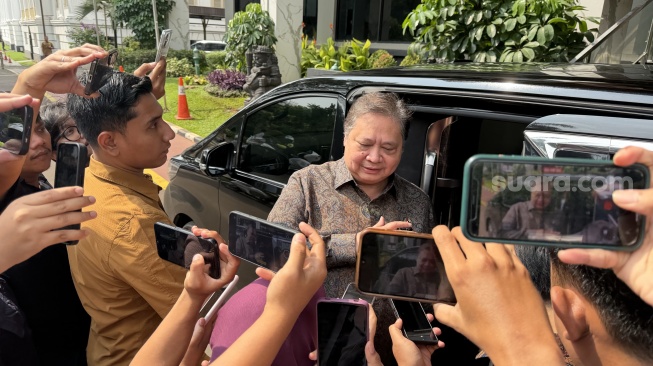 Menteri Koordinator Bidang Perekonomian Airlangga Hartarto di Kantor Kemenko Perekonomian, Jakarta, Selasa (28/4/2026). [Suara.com/Dicky Prastya]