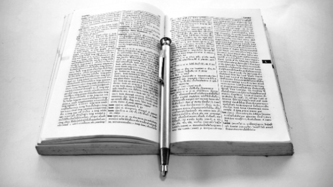 Ketika Buku dan Pena Jadi Kemewahan: Retaknya Janji Pendidikan untuk Semua