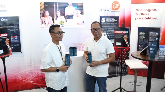 Direktur IT Digital Telkom Faizal Rochmad Djoemadi (kiri) didampingi oleh EGM Digital Product Telkom Komang Budi Aryasa (kanan) pada agenda ITD Summit yang berlangsung di Bandung (23/4/2026). (Dok: Telkom)