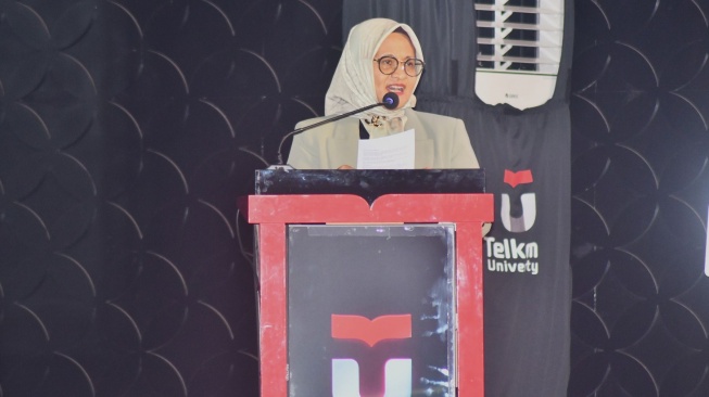 Direktur Utama Telkom Dian Siswarini memberikan sambutan dalam agenda Sidang Terbuka SenatWisuda Telkom University Periode II Tahun Akademik 2025/2026 yang digelar di Telkom University Convention Hall, Bandung, Sabtu (25/4/2026). (Dok: Telkom)