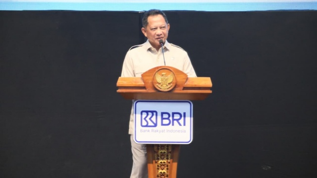 Mendagri Muhammad Tito Karnavian memberikan pidato dalam acara Sosialisasi KPP, FLPP, dan PNM Wilayah Papua di Gedung Drs. Ec. Lambert Jitmau, Kota Sorong, Papua Barat Daya, Senin (27/4/2026) malam.(Dok: Kemendagri)