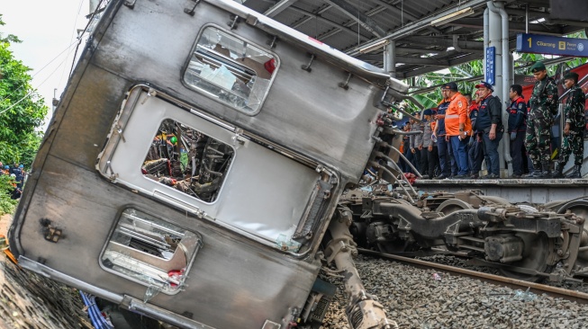 Petugas mengevakuasi gerbong KRL Commuterline usai bertabrakan dengan KA Argo Bromo Anggrek relasi Gambir-Surabaya Pasar Turi di Stasiun Bekasi Timur, Bekasi, Jawa Barat, Selasa (28/4/2026). [ANTARA FOTO/Galih Pradipta/nz]