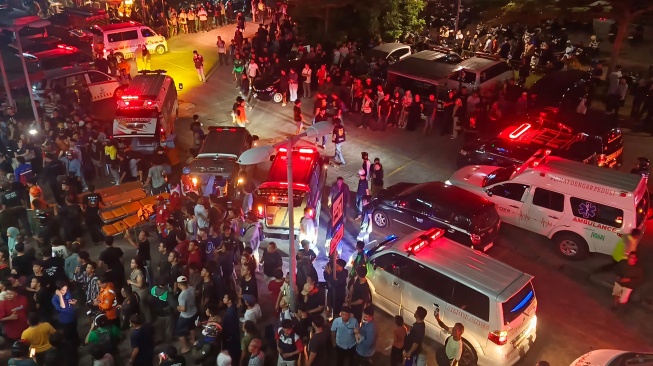 Mobil ambulans terparkir saat evakuasi kecelakaan kereta rel listrik (KRL) Commuter Line dengan kereta jarak jauh di Stasiun Bekasi Timur, Bekasi, Jawa Barat, Senin (27/4/2026). [ANTARA FOTO/Paramayuda/sgd/agr]