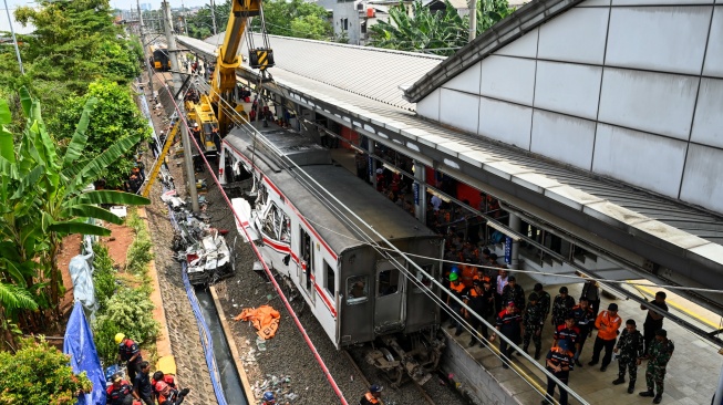 Petugas menggunakan alat berat mengevakuasi gerbong KRL Commuterline usai bertabrakan dengan KA Argo Bromo Anggrek relasi Gambir-Surabaya Pasar Turi di Stasiun Bekasi Timur, Bekasi, Jawa Barat, Selasa (28/4/2026). [ANTARA FOTO/Galih Pradipta/nz]