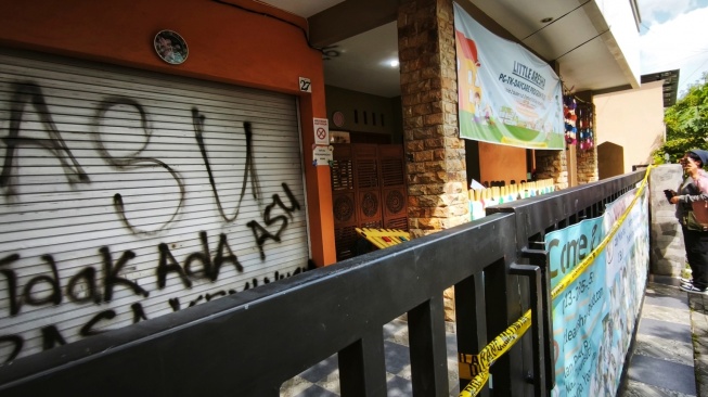Aksi vandalisme penuh umpatan terlihat di Daycare Little Aresha Selasa (28/4/2026). [Suarajogja.id/Putu Ayu Palupi]
