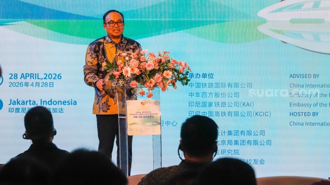 President Director PT Kereta Cepat Indonesia China (KCIC) Dwiyana Slamet Riyadi memberikan kata sambutan pada acara China-Indonesia Friendship Stories Exchange Event di Stasiun Kereta Cepat Whoosh Halim, Jakarta Timur, Selasa (28/4/2026). [Suara.com/Alfian Winanto]