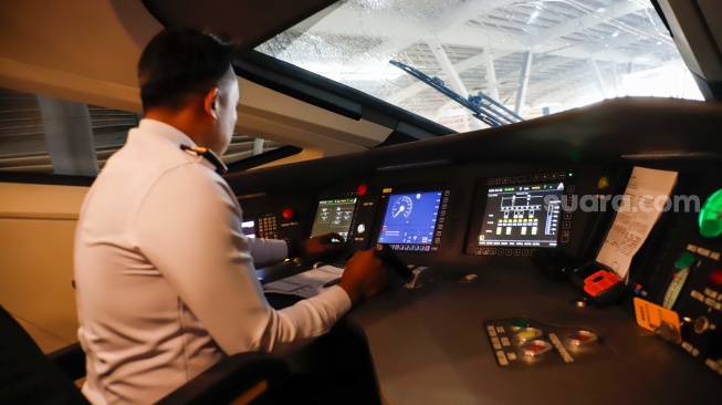 Masinis Kereta Cepat Jakarta Bandung saat mengoperasikan kereta cepat di Stasiun Kereta Cepat Whoosh Halim, Jakarta Timur, Selasa (28/4/2026). [Suara.com/Alfian Winanto] 