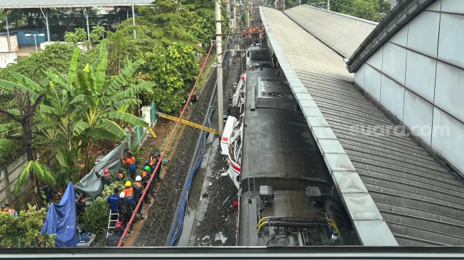 Lokomotif KA Argo Bromo Mulai Dipisahkan dari KRL. (Suara.com/Lilis Varwati)