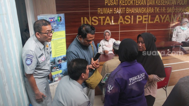 Keluarga korban kecelakaan kereta di Bekasi Timur mendatangi Pos DVI Rumah Sakit Polri, Jakarta, Selasa (28/4/2026). [Suara.com/Alfian Winanto]
