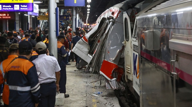 Kondisi gerbong KRL Commuterline yang bertabrakan dengan KA Argo Bromo Anggrek relasi Gambir-Surabaya Pasar Turi di Stasiun Bekasi Timur, Bekasi, Jawa Barat, Senin (27/4/2026). [ANTARA FOTO/Dhemas Reviyanto/app/agr]