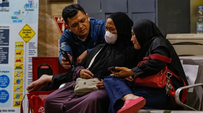 Sejumlah kerabat korban kecelakaan antara KRL Commuterline dengan KA Argo Bromo Anggrek relasi Gambir-Surabaya Pasar Turi menunggu kabar di ruang IGD Rumah Sakit Umum Daerah (RSUD) Bekasi, Jawa Barat, Selasa (28/4/2026). [ANTARA FOTO/Asprilla Dwi Adha/rwa]