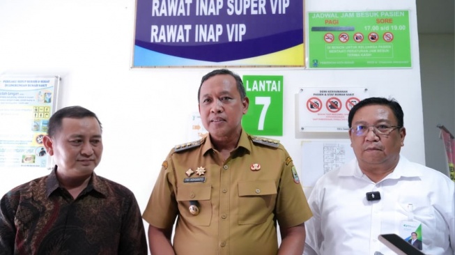 Ketua Dewan Pengawas BPJS Ketenagakerjaan Dedi Hardianto, Direktur Pelayanan Trisna Sonjaya, dan Wali Kota Bekasi Tri Adhianto turun langsung meninjau penanganan korban di RSUD Bekasi dan RS Primaya Bekasi Timur, Selasa (28/4/2026). (Dok: BPJS Ketenagakerjaan)