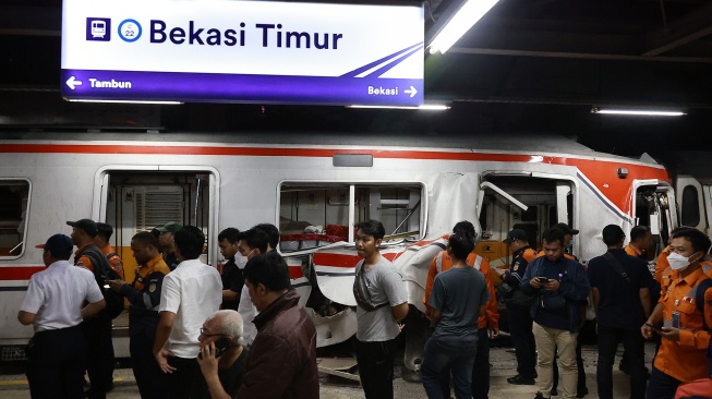 Kondisi gerbong KRL Commuterline yang bertabrakan dengan KA Argo Bromo Anggrek relasi Gambir-Surabaya Pasar Turi di Stasiun Bekasi Timur, Bekasi, Jawa Barat, Senin (27/4/2026). [ANTARA FOTO/Dhemas Reviyanto/app/agr]