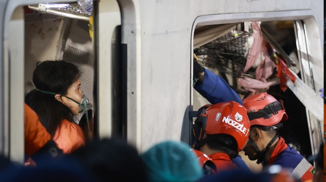 Korban mendapatkan bantuan oksigen di dalam gerbong KRL Commuterline saat proses evakuasi kecelakaan di Stasiun Bekasi Timur, Bekasi, Jawa Barat, Selasa (28/4/2026). [ANTARA FOTO/Dhemas Reviyanto/app/agr]