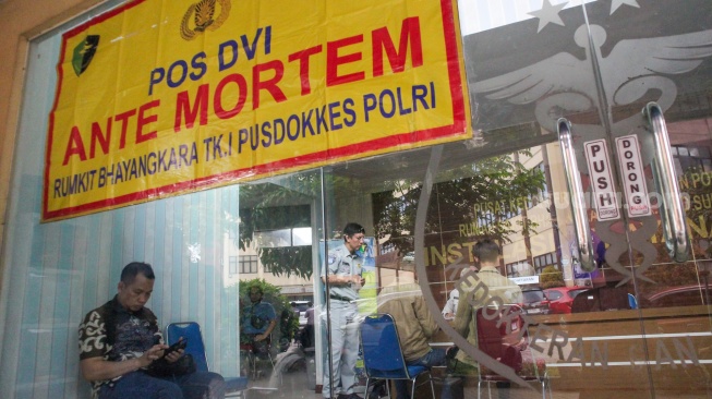 Keluarga korban kecelakaan kereta di Bekasi Timur mendatangi Pos DVI Rumah Sakit Polri, Jakarta, Selasa (28/4/2026). [Suara.com/Alfian Winanto]