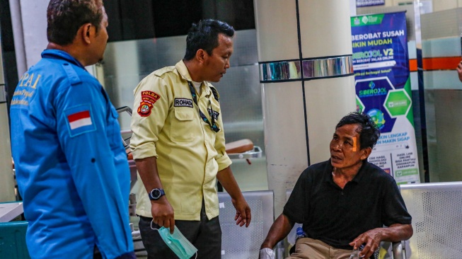 Petugas menanyakan kondisi korban kecelakaan antara KRL Commuterline dengan KA Argo Bromo Anggrek relasi Gambir-Surabaya Pasar Turi sebelum pulang dari ruang IGD Rumah Sakit Umum Daerah (RSUD) Bekasi, Jawa Barat, Selasa (28/4/2026). [ANTARA FOTO/Asprilla Dwi Adha/rwa]