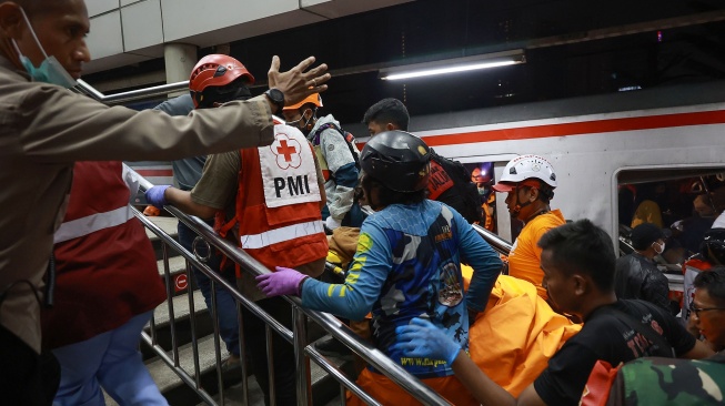 Petugas SAR gabungan mengevakuasi korban kecelakaan KRL Commuterline dan KA Argo Bromo Anggrek relasi Gambir-Surabaya Pasar Turi di Stasiun Bekasi Timur, Bekasi, Jawa Barat, Senin (27/4/2026). [ANTARA FOTO/Dhemas Reviyanto/app/agr]
