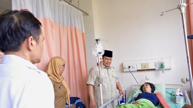 Prabowo Jenguk Korban Tabrakan KA di RSUD Bekasi, Sampaikan Belasungkawa