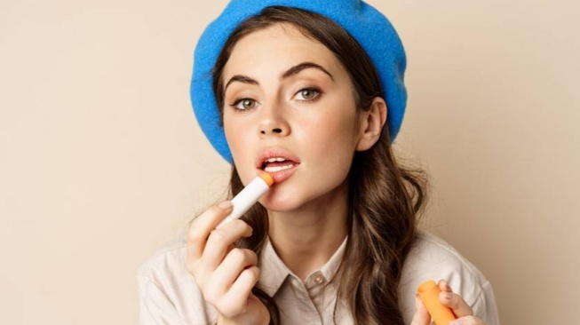 Lip Balm Dipakai Sebelum atau Sesudah Lipstik? Ini Urutan Biar Bibir Mulus Anti Pecah-Pecah