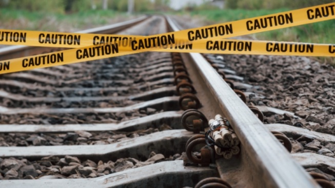 Jangan Sampai Menyesal! Ini 9 Cara Hindari Mobil Mogok di Tengah Rel Kereta Api