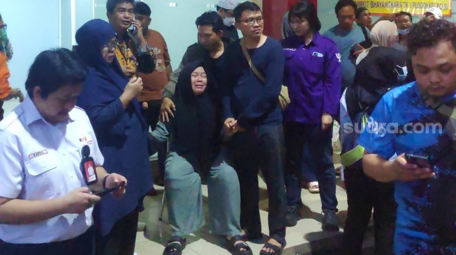 Tangis Keluarga Pecah Saat 10 Jenazah Korban Kecelakaan KRL Dipulangkan dari RS Polri