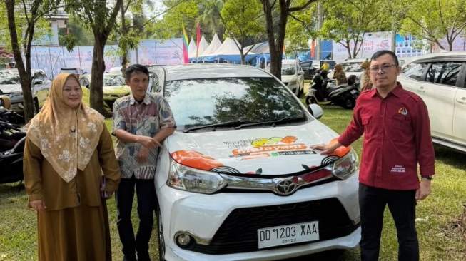 Gubernur Andi Sudirman Serahkan Mobil Operasional untuk Puskesmas Rongkong