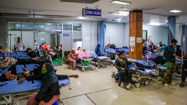 Sejumlah korban kecelakaan antara KRL Commuterline dengan KA Argo Bromo Anggrek relasi Gambir-Surabaya Pasar Turi dirawat di ruang IGD Rumah Sakit Umum Daerah (RSUD) Bekasi, Jawa Barat, Selasa (28/4/2026). [ANTARA FOTO/Asprilla Dwi Adha/rwa]