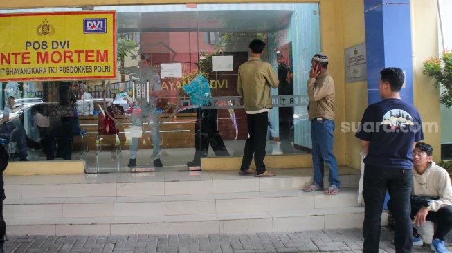Keluarga korban kecelakaan kereta di Bekasi Timur mendatangi Pos DVI Rumah Sakit Polri, Jakarta, Selasa (28/4/2026). [Suara.com/Alfian Winanto]