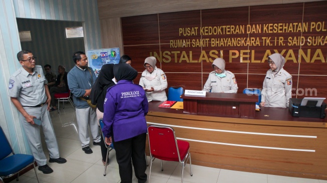 Keluarga korban kecelakaan kereta di Bekasi Timur mendatangi Pos DVI Rumah Sakit Polri, Jakarta, Selasa (28/4/2026). [Suara.com/Alfian Winanto]