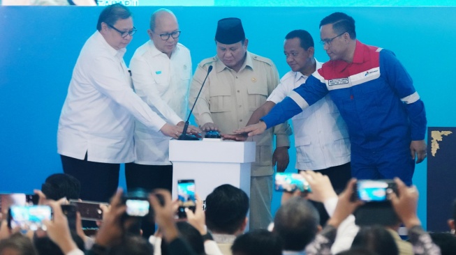 Presiden Prabowo Subianto (tengah) didampingi Menko Bidang Perekonomian Airlangga Hartarto (kiri), Menteri investasi dan Hilirisasi serta Ketua Danantara Rosan Perkasa Roeslani (kedua kiri), Menteri Energi dan Sumberdaya Mineral Bahlil Lahadalia (kedua kanan) dan Dirut Pertamina Simon Aloysius Mantiri (kanan), memencet tombol saat meresmikan groundbreaking 13 proyek hilirisasi tahap II yang dipusatkan di Kilang Pertamina RU IV CIlacap, Jawa Tengah, Rabu (29/4/2026). [ANTARA FOTO/Idhad Zakaria/YU]
