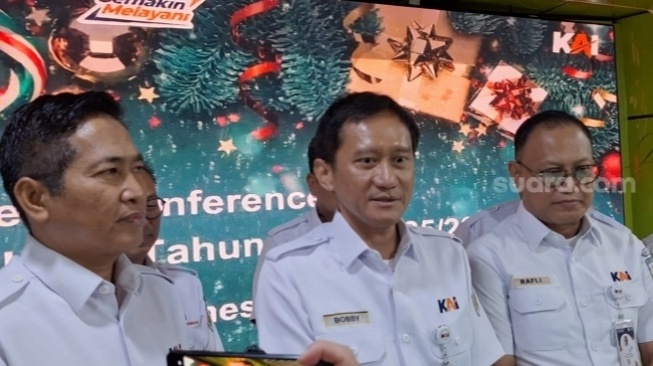 Potret Dirut KAI Bobby Rasyidin Terduduk Lesu di Depan Kereta Ringsek Bikin Pilu