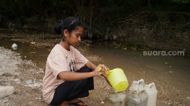 Ilustrasi seorang anak perempuan tengah mengambil ari bersih di Kabupaten Timor Tengah Selatan (TTS), Provinsi NTT. (Foto dok. WVI)