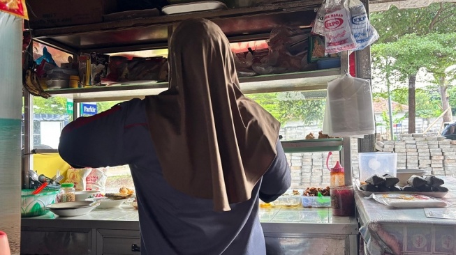Dua Hari Stasiun Bekasi Timur Lumpuh, Pedagang Kecil Terpukul: Masak Sedikit Aja, Nggak Ada Orang