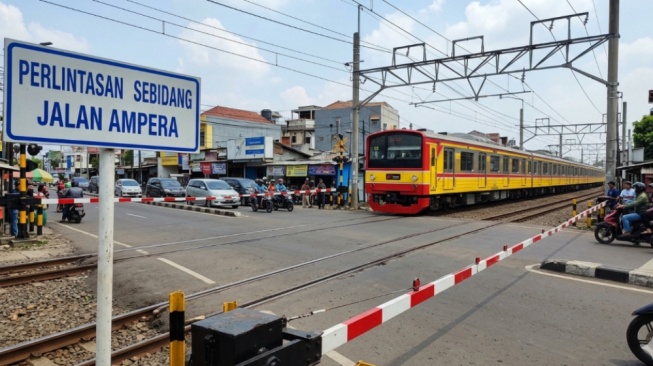 5 Fakta Pintu Perlintasan Ampera, Titik Awal Kecelakaan KRL Bekasi Ternyata Tak Punya Palang Resmi